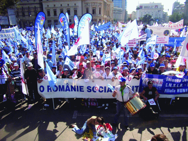 Mitingul de ieri, unul dintre cele mai importante din ultimii ani, a avut parte de o coregrafie abundentă: flamuri colorate, baloane din belşug, şepcuţe şi tricouri. S-a cheltuit ceva, nu?! Mitingul de ieri, unul dintre cele mai importante din ultimii ani, a avut parte de o coregrafie abundentă: flamuri colorate, baloane din belşug, şepcuţe şi tricouri. S-a cheltuit ceva, nu?!